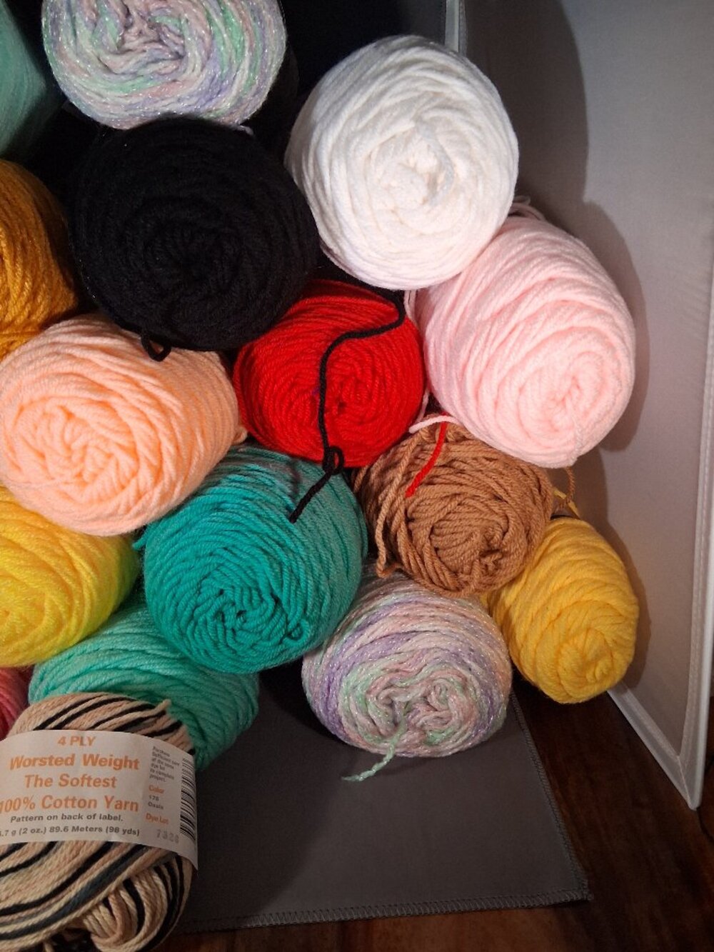 All Reainig Skeins for $30 Lrg Yarn Destash Lot Red Heart Vintage - Picture 3 of 7